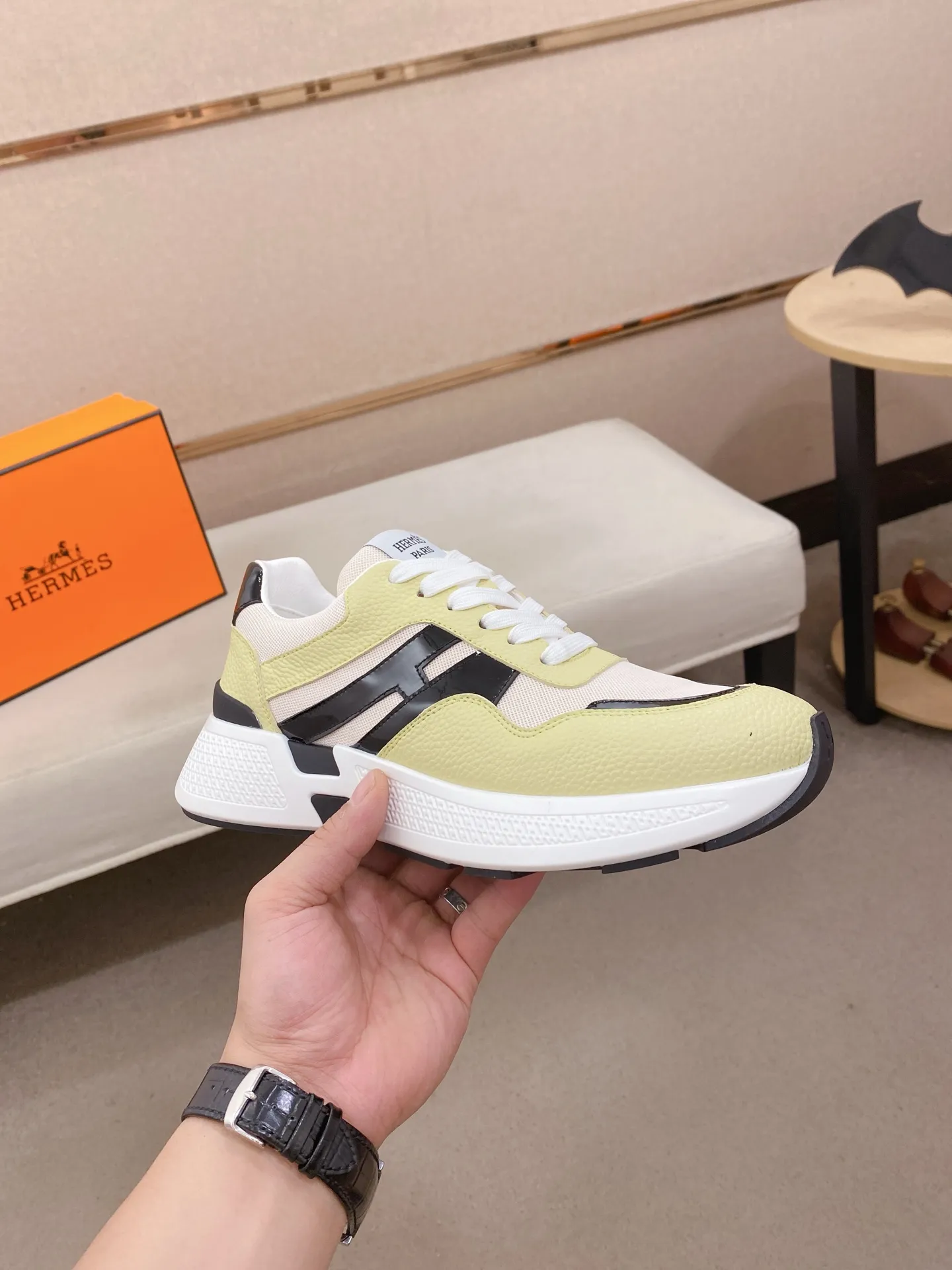 Factory price: 560💰《HERMES》【Classic Original Version】Hermès; Top 🔝 Purchasing Agency 🔍🔍Men's latest 🇺🇸 counters are on sale simultaneously, imported from Italy original ▲▲cowhide ▲▲ (high-end, nobility, class) ) Exquisite workmanship (Italian 🇮🇹 imported water-dyed 🐂 cowhide lining) sole: original sole provided by the original factory, ⚠️exclusive double-layer activity·TPR·rubber·combined molded outsole; super comfortable·wear-resistant·non-slip·environmental protection The real thing is more beautiful if you take the real thing (high quality, follow the order). You can enter and exit the counter at will * Number of yards: 38-44 (45 can be customized and cannot be returned or exchanged)